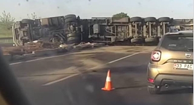 Hilvan’da Kontrolden Çıkan TIR Devrildi! Sürücü Yaralandı 