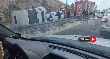 Şanlıurfa'da Servis Aracı ile Otomobil Çarpıştı: Yol Trafiğe Kapandı