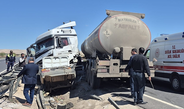Şanlıurfa-Mardin Karayolunda Otomobil ile Tanker Çarpıştı: 4 Yaralı