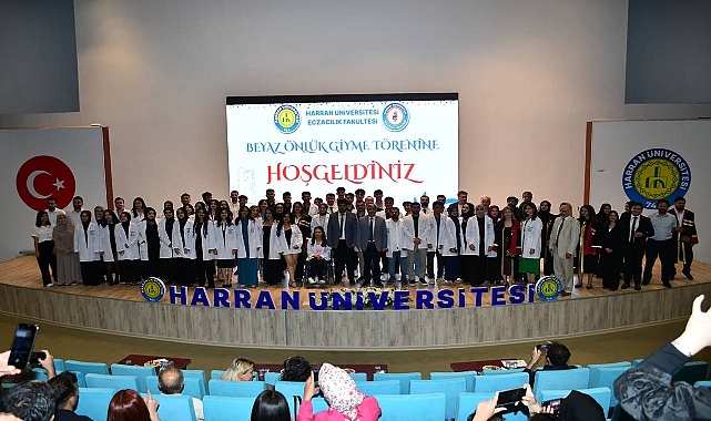 Eczacılık Mesleğine İlk Adım: HRÜ’de Önlük Giyme Töreni Düzenlendi