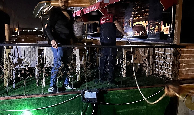 Şanlıurfa'da Faciadan Dönüldü: Halatı Kopan Yüzen Restoran Fırat Sularında Sürüklendi