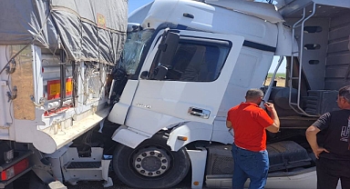 Şanlıurfa'da İki Tır Çarpıştı! 1 Yaralı 