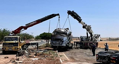 Hilvan'da Tır Devrildi: Sürücü Yaralandı