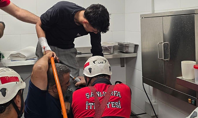 Karaköprü’de Et Kıyma Makinesine Eli Sıkışan Vatandaş Kurtarıldı