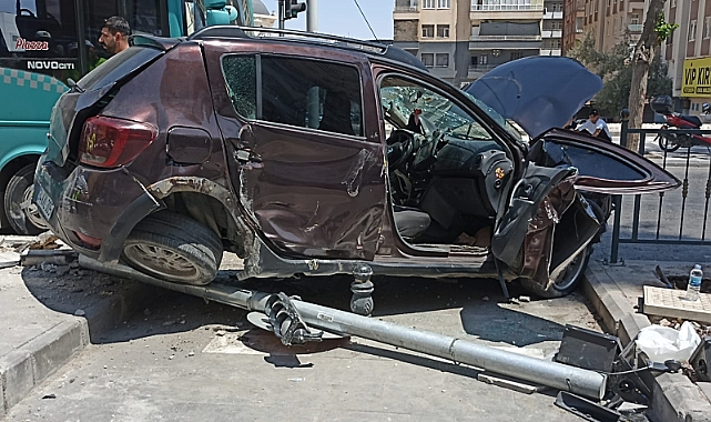 Şanlıurfa’da Otomobil ile Halk Otobüsü Çarpıştı: 2 Yaralı