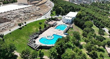 Şanlıurfalı Gençler Serinliğin Tadını Yüzme Havuzlarında Çıkarıyor