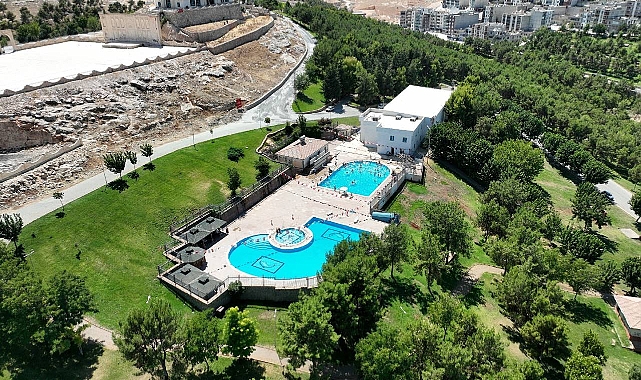 Şanlıurfalı Gençler Serinliğin Tadını Yüzme Havuzlarında Çıkarıyor