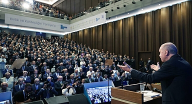 AK Parti’ye 9 Belediye Başkanı Katıldı: Rozetlerini Cumhurbaşkanı Erdoğan Taktı 