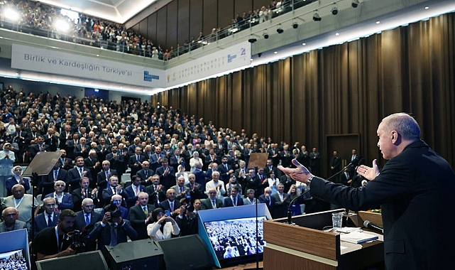 AK Parti’ye 9 Belediye Başkanı Katıldı: Rozetlerini Cumhurbaşkanı Erdoğan Taktı 