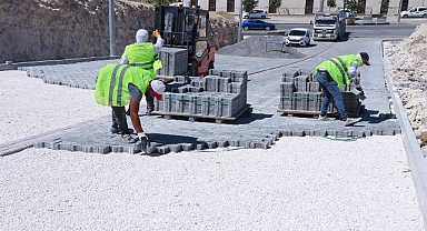 Haliliye'de Parke Taşı Çalışmalarıyla Yollar Yenileniyor