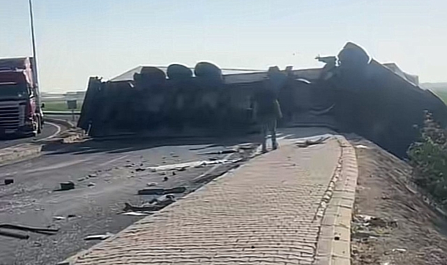 Halk Otobüsü ile TIR Çarpıştı: 1 Ölü, 9 Yaralı