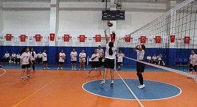Kız Çocuklarından Voleybol Kursuna Yoğun İlgi