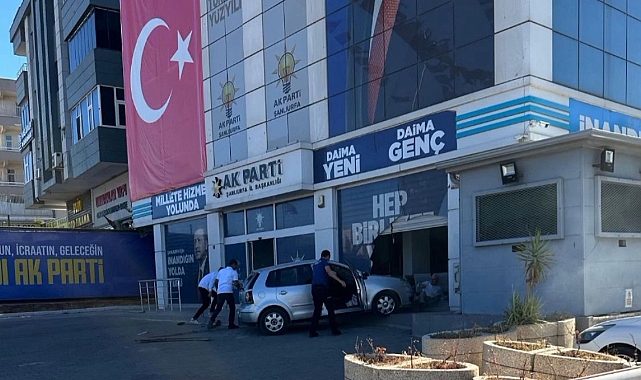 Şanlıurfa’da Kontrolden Çıkan Araç AK Parti’ye Girdi