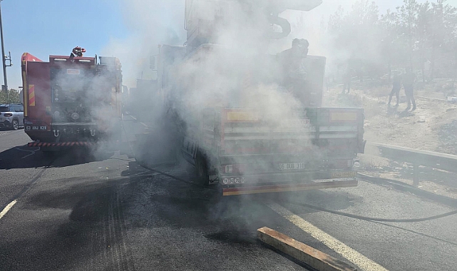 Şanlıurfa'da Seyir Halindeki Araç Yandı