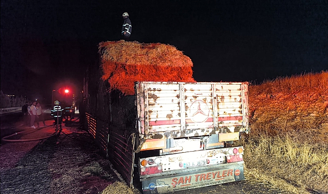 Şanlıurfa - Gaziantep Otoyolunda saman yüklü araçta yangın