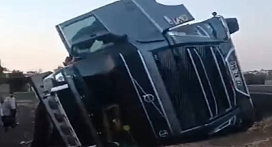 Urfa’da Hayvan Yüklü Tır Devrildi: Sürücü Yaralandı, Hayvanlar Telef Oldu