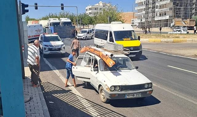 Urfa’da Freni Boşalan Kamyonet Otomobile Çarptı, 2 Kişi Yaralandı
