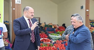 Başkan Gülpınar, Yenilenen Pazar Yerinde Esnafla Buluştu