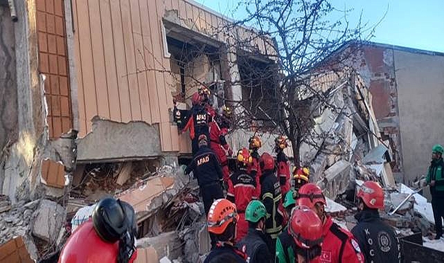 Bina Çöktü: Enkaz Altında 5 Kişi Olduğu Değerlendiriliyor