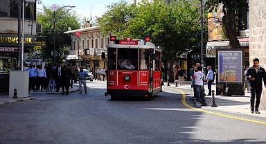 Şanlıurfa'da Divanyolu Yayalaştırma Projesi İle Tarihi Bölge Canlanıyor