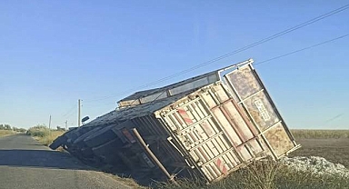 Urfa’da Pamuk Yüklü Kamyon Şarampole Devrildi, Sürücü Yaralandı