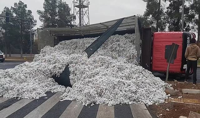 Viranşehir’de Pamuk Yüklü Kamyon Devrildi