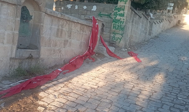 Ziyaretin Ardından Bayraklar Yerde Kaldı: Vatandaşlardan Tepki