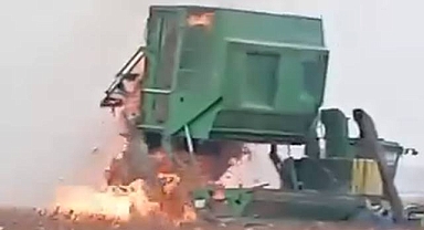 Akçakale’de Pamuk Hasadı Sırasında Biçerdöver Yandı