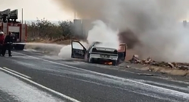 Halfeti’de Seyir Halindeki Otomobil Alev Aldı: Sürücü Son Anda Kurtuldu