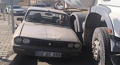 Şanlıurfa ‘da Otomobil Beton Mikseri İle Refüj Arasında Sıkıştı!