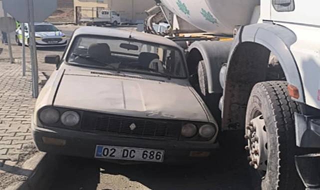Şanlıurfa ‘da Otomobil Beton Mikseri İle Refüj Arasında Sıkıştı!