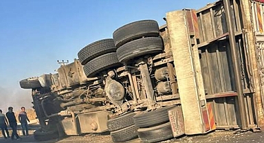 Şanlıurfa’da Pamuk Yüklü Kamyon Yana Devrildi!