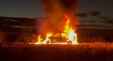 Şanlıurfa Hilvan Karayolunda Seyir Halindeki Araç Alev Alev Yandı