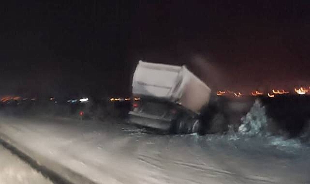 Bozova’da Kardan Kayganlaşan Yolda Kamyon Şarampole Kaydı