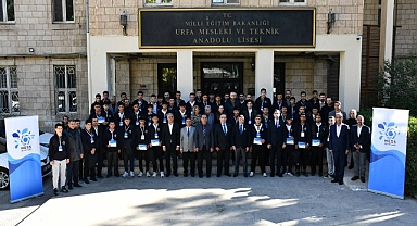 Deprem Bölgesindeki Başarılı Mesleki ve Teknik Eğitim Öğrencileri Ödüllendirildi