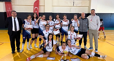 Haliliye Ortaokulu, Yıldız Kızlar Voleybol’da Şanlıurfa Şampiyonu Oldu