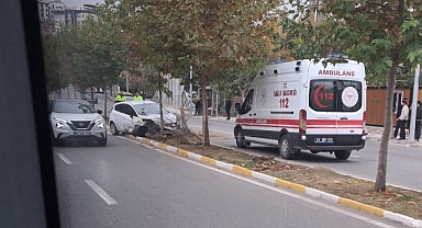 Karaköprü’de Kontrolden Çıkan Otomobil Refüjdeki Ağaçlara Çarptı: 1 Yaralı