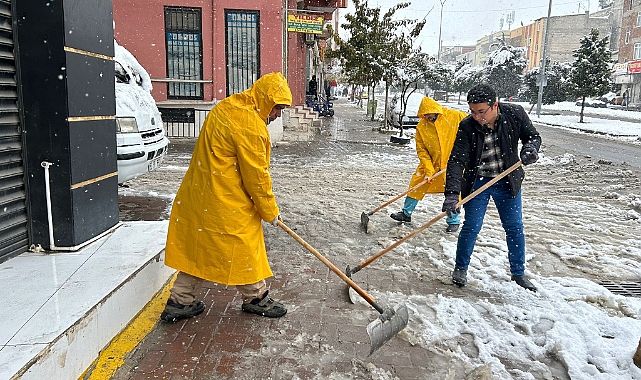 Şanlıurfa’da Kar Mesaisine Muhtardan Tam Destek