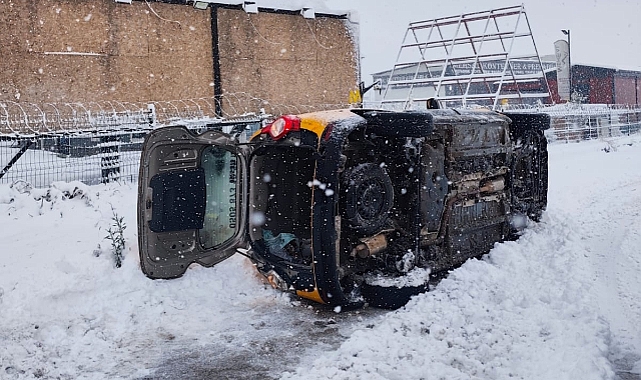 Şanlıurfa’da Kar Nedeniyle Kaza: Ticari Taksi Devrildi