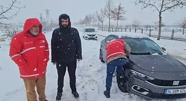 Viranşehir’de Kızılay Ekipleri Donmak Üzere Olan Sağlık Çalışanını Kurtardı