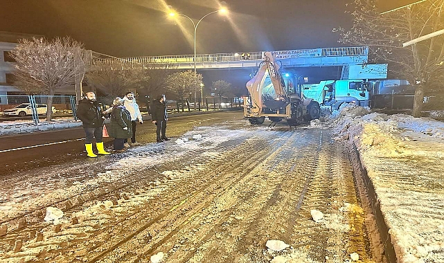 Hilvan Belediyesi Eşbaşkanı Kar Çalışmalarını Yerinde İnceledi