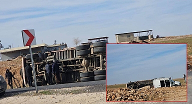 Şanlıurfa’da Pamuk Yüklü Kamyon Şarampole Devrildi!