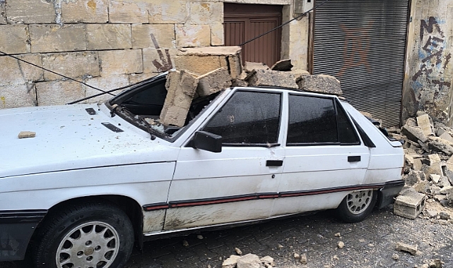 Şanlıurfa’da Park Halindeki Aracın Üzerine Duvar Çöktü