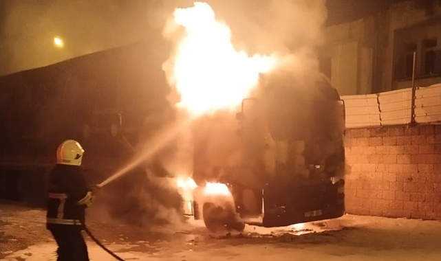 Şanlıurfa’nın Birecik İlçesinde Tır Garajında Yangın