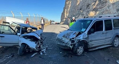 Urfa’da İki Araç Çarpıştı: Yaralılar Var 