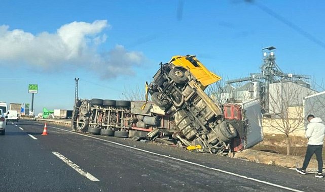 Viranşehir’de Buzlanma Kazaya Neden Oldu: 2 TIR Şarampolde