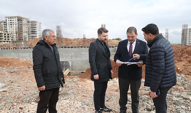 Başkan Canpolat, Yarı Olimpik Yüzme Havuzu İnşaatında İncelemelerde Bulundu