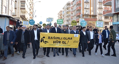 Hilvan’da Bağımlılığa Karşı Yürüyüş: “Bu Mücadele Geleceğimizi Koruma Mücadelesidir”