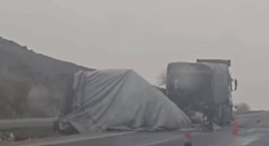 Hilvan’da Kamyon Devrildi: Sürücü Yaralandı 