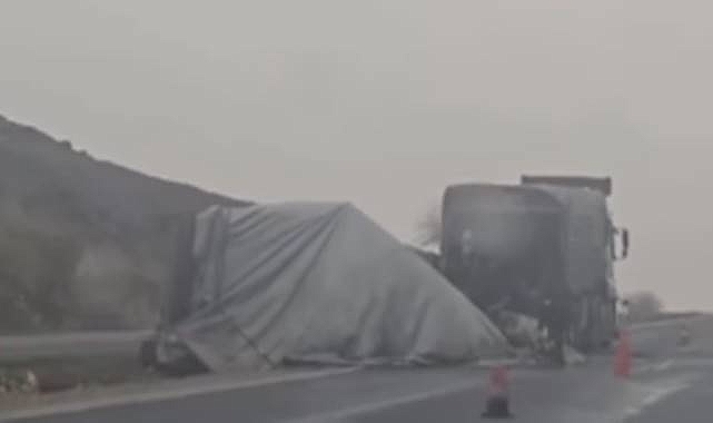 Hilvan’da Kamyon Devrildi: Sürücü Yaralandı 